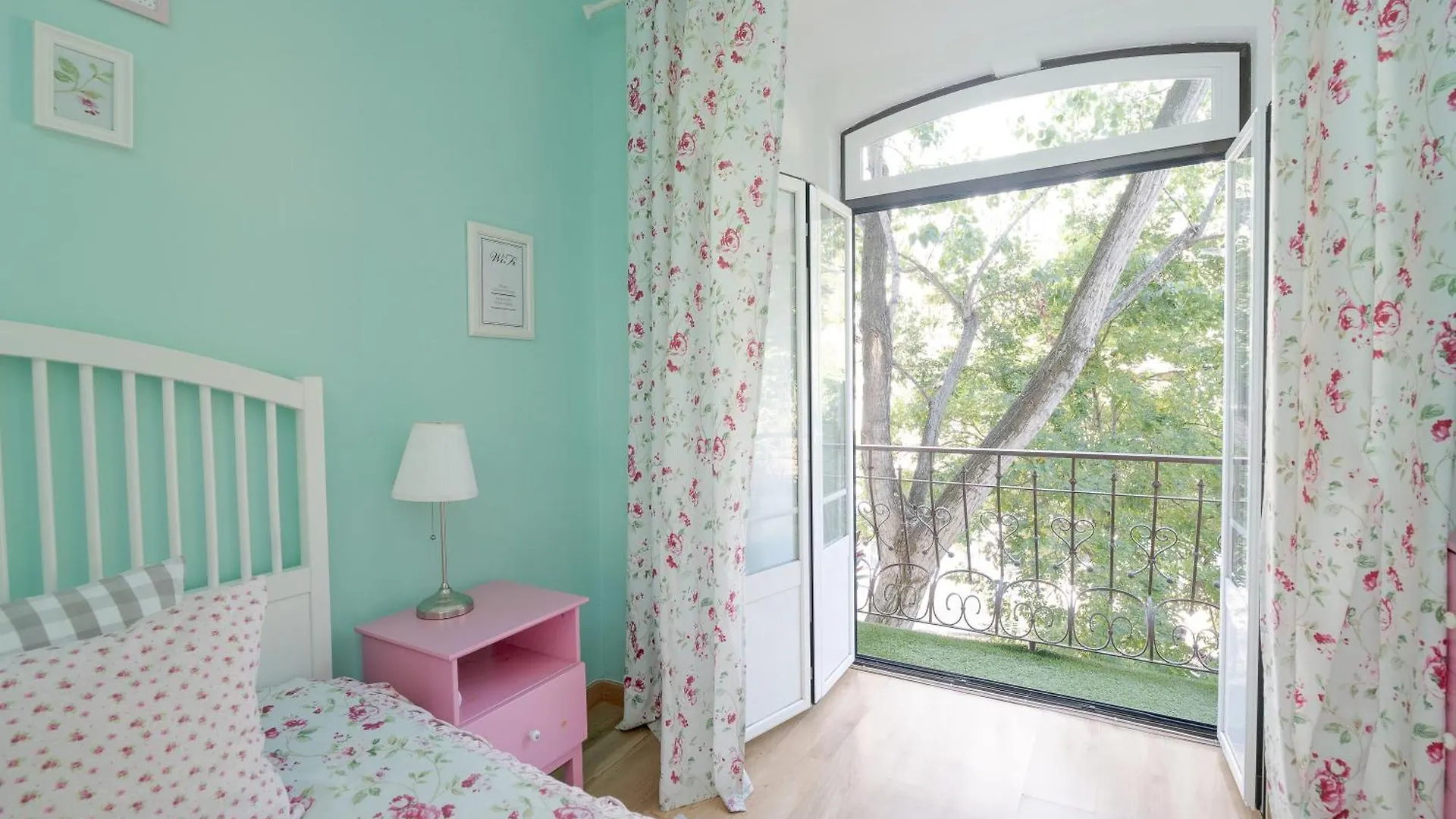 Hostel Crespo Lisbon Portugal